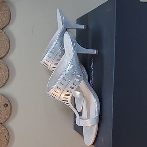 ☀️Kenneth Cole Aria Silver Kitten Heels Size 8.5 EUC